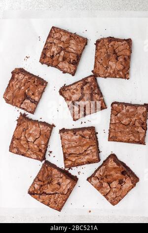 Brownie de chocolate recién horneado, cortado en nueve piezas cuadradas. Primer plano Foto de stock