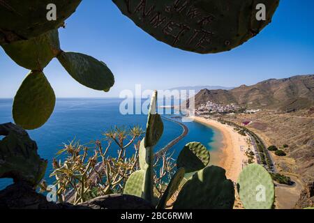 Vista aérea sobre la playa de arena blanca artificial de las Teresitas y las coloridas casas de San Andrés