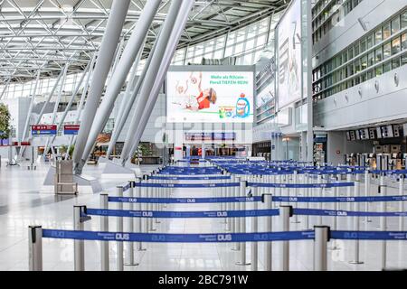 Dusseldorf, Alemania. 03 de abril de 2020. Menschenleer es la sala principal del aeropuerto de Düsseldorf al comienzo de las vacaciones de Semana Santa. Crédito: Marcel Kusch/dpa/Alamy Live News Foto de stock