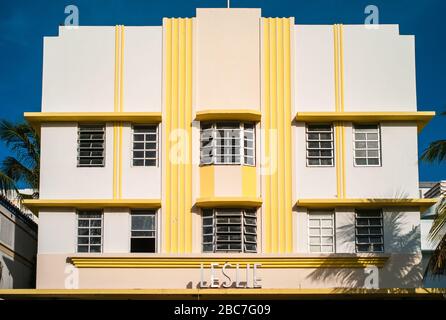 Miami Beach, Florida, Estados Unidos - 7 de julio de 2012: Fachada del hotel Leslie en Ocean Drive en el distrito Art Deco en South Beach, diseñado por Albert Anis