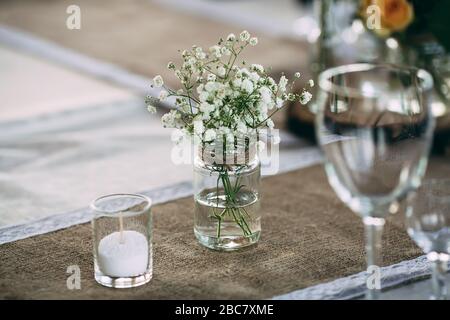 Flores secas pequeñas arbusto en jarrón en decorado estilo vintage mesa de  vacaciones Fotografía de stock - Alamy