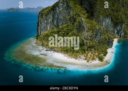 El Nido, Palawan, Filipinas. Antena drone imagen de epic Isla Pinagbuyutan surrealista con Ipil playa, banca barcos y palmeras desde arriba.