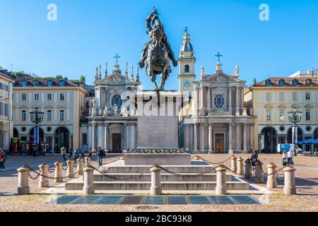 Vista de Emanuele Filiberto estatua en la Piazza San Carlo, Turín, Piamonte, Italia, Europa Foto de stock