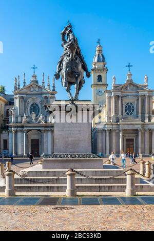 Vista de Emanuele Filiberto estatua en la Piazza San Carlo, Turín, Piamonte, Italia, Europa Foto de stock