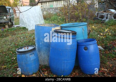 Fábrica De Productos Químicos, Bidones De Plástico De Almacenamiento,  Barriles Azules Fotos, retratos, imágenes y fotografía de archivo libres de  derecho. Image 17940271