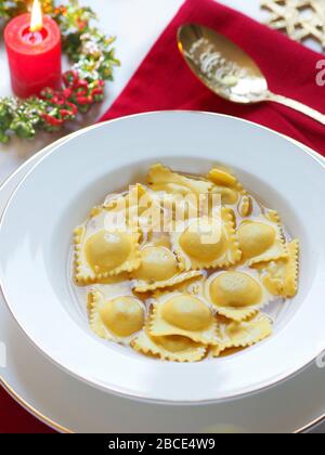 Pasta tortellini en caldo vegetal relleno de carne, cena de Navidad, Italia, Europa