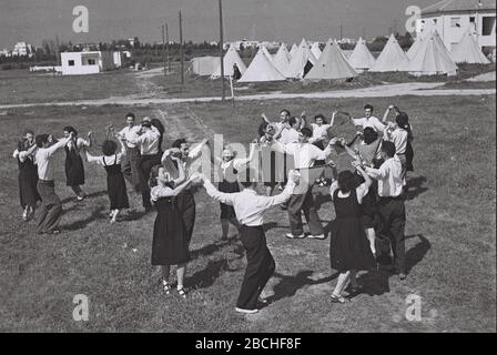 Ingles Baile Folclorico En Kibbutz Dalia O O O U O E I I O U E Ss O E I I U O I 01 05 1945 Disponible En La Coleccion Nacional De Fotos De Israel Departamento De Fotografia Oficina De Prensa De Goverment