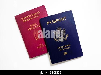 Un pasaporte americano y un pasaporte irlandés de la UE Foto de stock