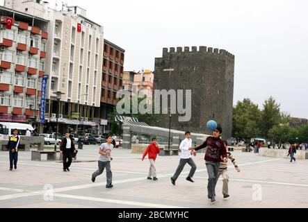 DIYARBAKIR, TURQUÍA – 28 DE SEPTIEMBRE: Jóvenes jugando al fútbol en la plaza central de la ciudad de Diyarbakir el 28 de septiembre de 2009 en Diyarbakir, Turquía. Foto de stock