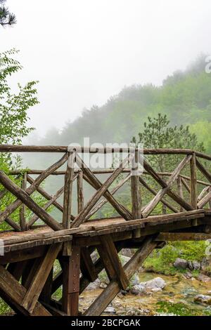 Puente de madera sobre un río en las montañas de Olympus en Grecia Foto de stock