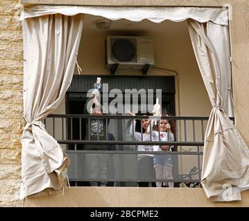 Beirut Libano 5 De Abril De 2020 La Gente Celebra El Domingo De Ramos En Casa