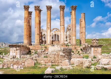 El templo de Artemisa en Jerash, Jordania. El templo fue construido en uno de los puntos más altos de la ciudad y es uno de los monumentos más notables Foto de stock