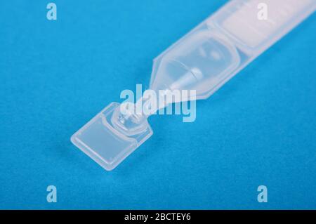 Lágrimas artificiales para ojos secos aislados sobre el fondo azul  Fotografía de stock - Alamy