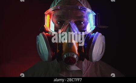 Hombre en traje de protección, gas proteger médico spray máscara de pintura. Doctor en respirador. Concepto virus de la salud epidemia de coronavirus.