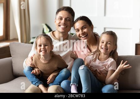 Feliz familia posando para la foto o la grabación de vídeo divertido. Foto de stock
