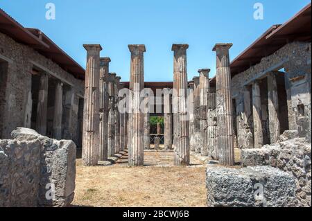 Antiguas columnas dóricas se encuentran en los restos de la Casa de Marcus Epidius Rufus (también conocida como la Casa del Diadumeni), Pompeya, Italia.