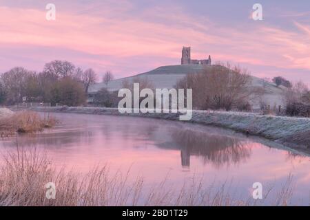 Ruinas de la iglesia en Burrow Mump al amanecer en una mañana de invierno helada, Somerset, Inglaterra, Reino Unido, Europa Foto de stock