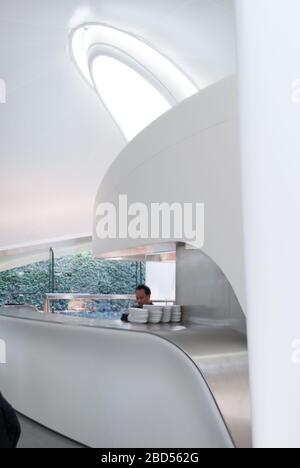 Restaurante interior Zaha Hadid Architects en Serpentine Sackler Gallery, West Carriage Drive, Londres W2 2AR Foto de stock