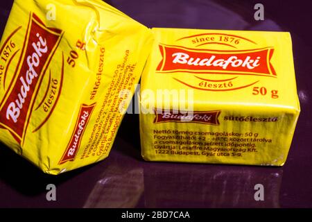 Húngaro Bodafoki levadura (eleszto) 50g en envoltura amarilla Foto de stock