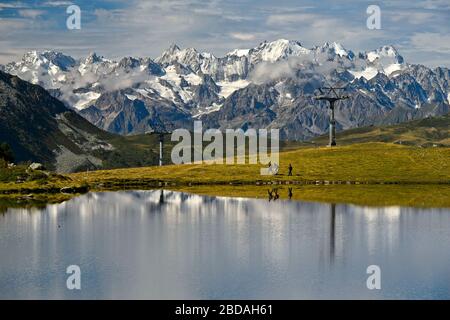 Lago de montaña Lac de Tracouet frente a los Alpes Peninos, Nendaz, Valais, Suiza Foto de stock