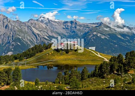 En el lago de montaña Lac de Tracouet en la zona de senderismo Haute-Nendaz, la estación superior del teleférico de Tracouet, Nendaz, Valais, Suiza Foto de stock