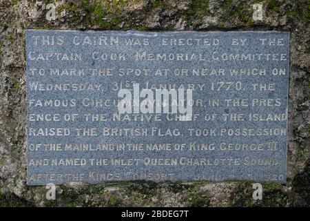 Placa conmemorativa del Capitán Cook, Isla Motuara, Queen Charlotte Sound, Marlborough, Isla Sur, Nueva Zelanda
