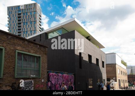 Arquitectura de Ventanas de vidrio espejado Negro Dirty House 2-4 Chance Street, Shoreditch, Londres E1 6JT por David Adjaye Foto de stock