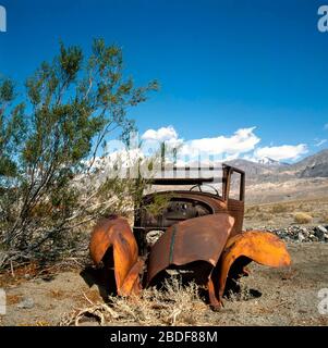 Un antiguo coche desierto en el paisaje desértico de América del Norte
