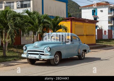 VINALES, CUBA - 14 DE DICIEMBRE de 2019: Antiguos coches clásicos americanos en el Valle de Vinales, Cuba Foto de stock