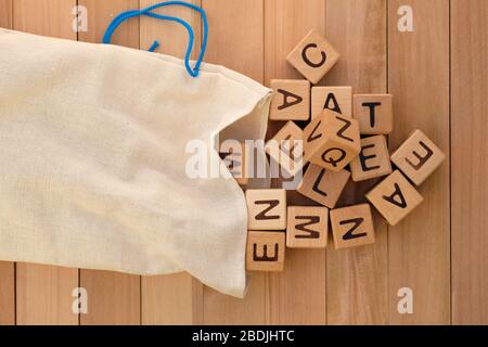 Vista superior la bolsa de tela y cubos de madera. Cubos madera con letras del alfabeto inglés, juegos educativos para Bolsas de lino para juguetes an Fotografía de
