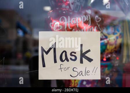 Firme en la ventana de la tienda del dólar durante brote de Covid-19, que dice: Máscara para la venta!. En los Ángeles, California.