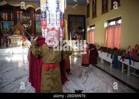 Monjes tibetanos se preparan para el baile Cham, realizado durante Losar (año Nuevo Tibetano) en el asentamiento Tibetano Gurupura, Karnataka, India del Sur. Foto de stock