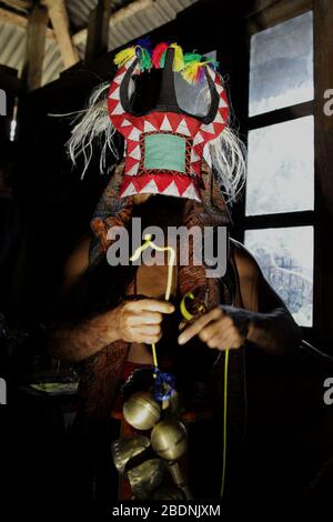 Un intérprete de caci (el tradicional show de lucha contra el látigo de Indonesia) se está preparando dentro de una casa que funcionó como un backstage. Foto de stock