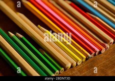 lápices de madera de colores en una fila como fondo creativo