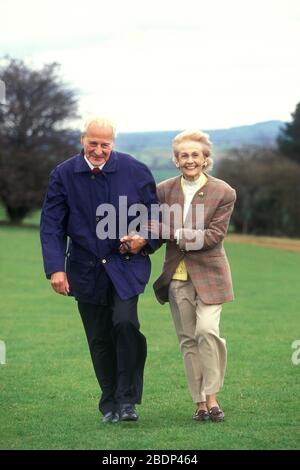 Una pareja mayor para un paseo por el campo inglés. Estilo de vida de jubilación moderno. Foto de stock