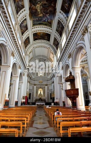 Interior de la basílica de María Santissima del Soccorso o iglesia madre o matriz es el principal lugar de culto católico Septiembre 22 2019 Sciacca S.