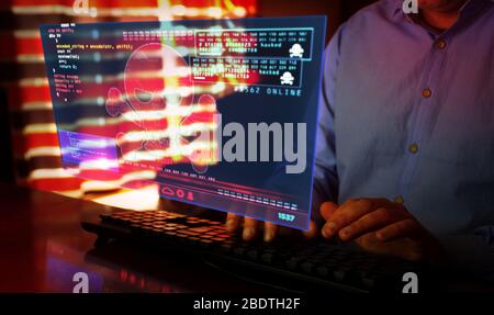 Oscurecer Compatible con Suradam Hacker mecanografiando en el teclado y rompe la seguridad de la computadora  en la pantalla virtual del holograma en el escritorio. Ciberataque,  cibercrimen, piratería, seguridad digital e identificación Fotografía de  stock -