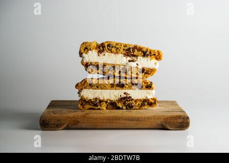 Sándwich de helado de vainilla con galletas con trocitos de chocolate