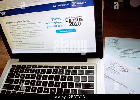 Estados Unidos 2020 formularios del censo, carta, postal y página web en pantalla de computadora portátil Foto de stock