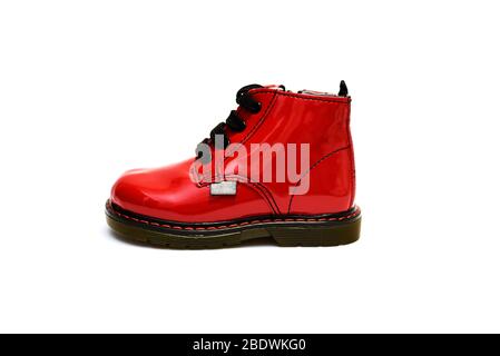 Las bonitas botas rojas brillantes para niños aisladas sobre el fondo Fotografía de stock - Alamy