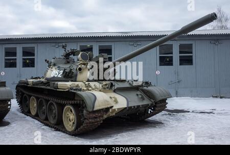 23 de marzo de 2019 Región de Moscú, Rusia. Tanque mediano soviético de mediados del siglo XX T-54 en el Museo Central de armas blindadas y equipo en Kubinka. Foto de stock