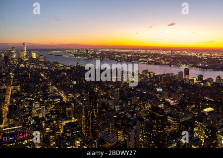 Nueva York, Estados Unidos: 16 de octubre de 2019: Vista de la ciudad de Nueva York desde lo alto del edificio Empire State, con el bajo Manhattan y el río Hudson