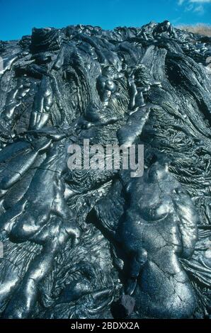 La lava de la parhoehoe del syrupy (que se traduce en lava lisa, sin romper) se congeló mientras que vertió sobre un acantilado. Fotografiado en Hawai. Foto de stock