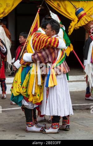 Bután, Punakha Dzong. Festival Punakha Grubchen, artistas con atuendo tradicional. Foto de stock