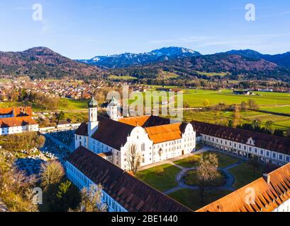 Monasterio de Benediktbeuern, Benediktbeuern y Benediktenwand en el fondo, Tierra de Toelzer, fotografía de drones, estribaciones de los Alpes, Alta Baviera Foto de stock