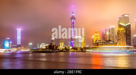 Bund y Shanghai Skyline , China. Foto de stock