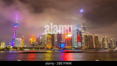 Bund y Shanghai Skyline , China. Foto de stock