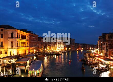I-Venedig: Blick von der Rialtobrücke auf den Canal Grande zur blauen Stunde Foto de stock