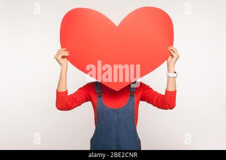 Tarjeta Del Día De San Valentín: Hombre Anónimo Con Los Regalos