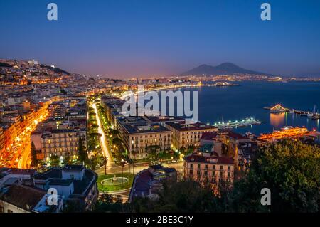 Vista desde Posillipo de la hermosa ciudad de Nápoles, Italia. Foto de stock